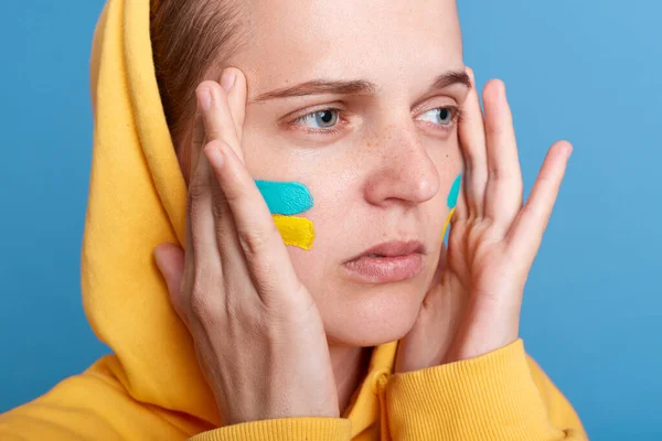 Primer Plano Retrato Mujer Triste Con Capucha Con Bandera Ucraniana — Foto de Stock