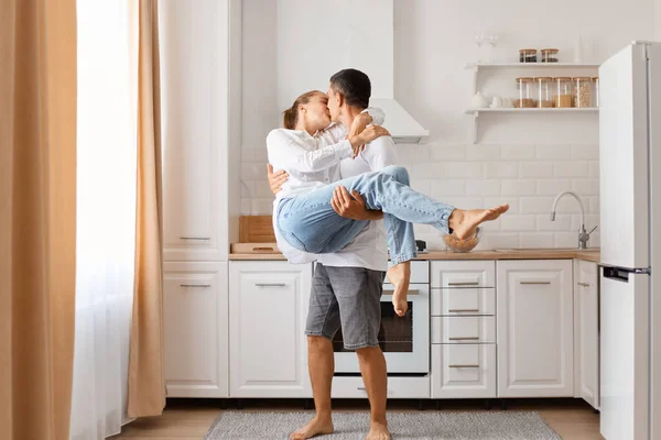 Indoor Tiro Casal Amoroso Posando Cozinha Homem Segurando Sua Segunda — Fotografia de Stock