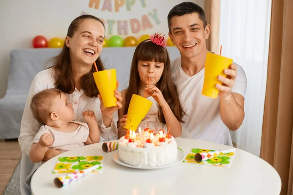 Születésnapot Együtt Ünneplő Szülők Gyerekek Beltéri Képe Születésnapi Tortával Itallal — Stock Fotó