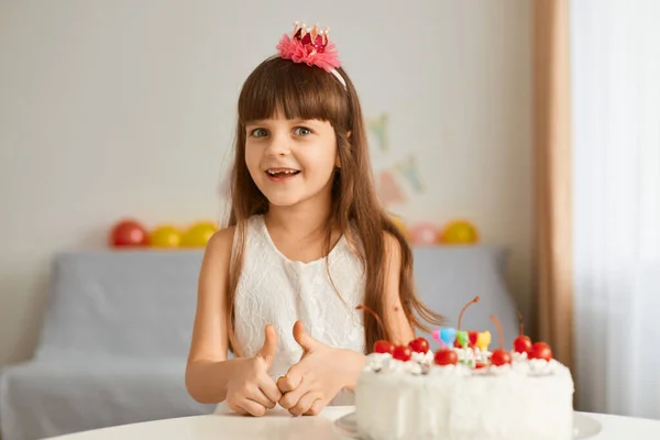 Kép Aranyos Kislány Asztalnál Születésnapi Torta Otthon Háttér Léggömbök Nézi — Stock Fotó