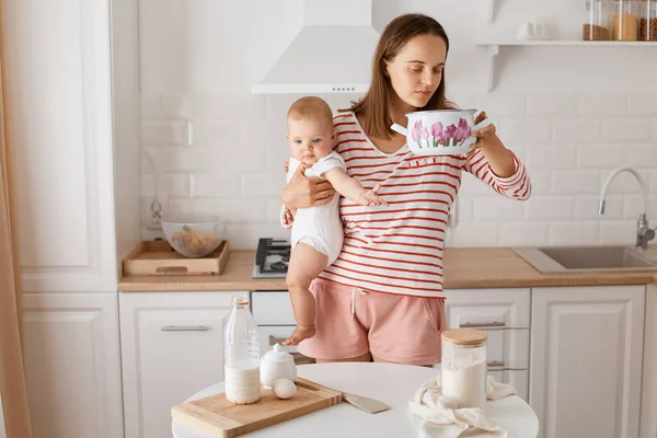 Portrait Young Adult Woman Standing Table Kitchen Baby Daughter Hands — Stock Photo, Image