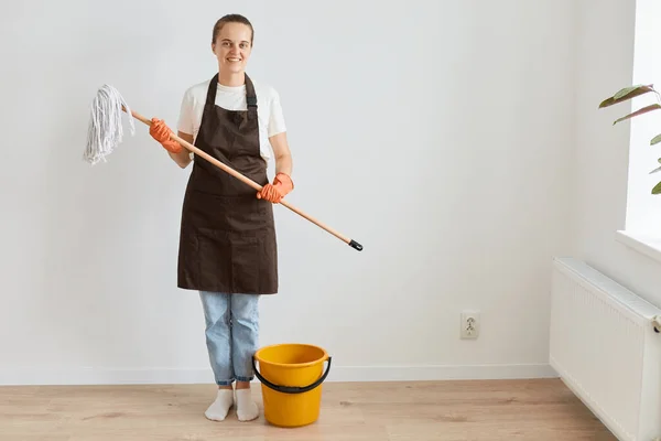 Full Length Photo Caucasian Housewife General Cleaning Disinfecting All Surfaces — Stock Photo, Image