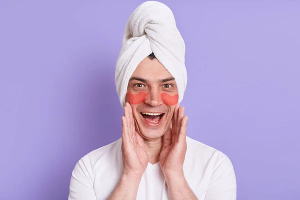 Αστείο Πορτρέτο Του Ανθρώπου Που Φοράει Πετσέτα Μπάνιου Στο Κεφάλι — Φωτογραφία Αρχείου