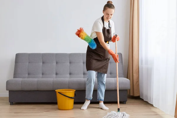 Portrait Young Adult Woman Wearing Jeans White Shirt Apron Washing — Fotografia de Stock