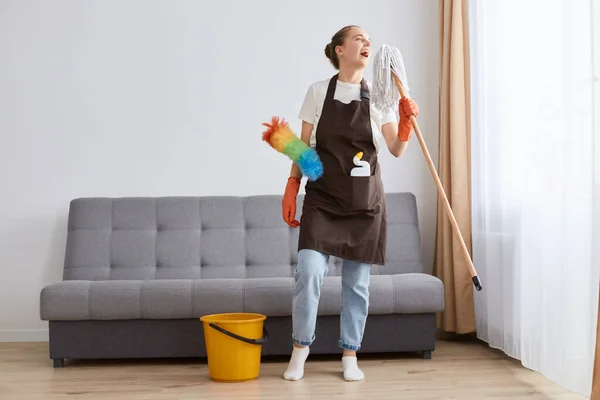Strzał Wewnątrz Szczęśliwy Pozytywny Gospodyni Domowa Kobieta Sprzątanie Podłogi Mopem — Zdjęcie stockowe