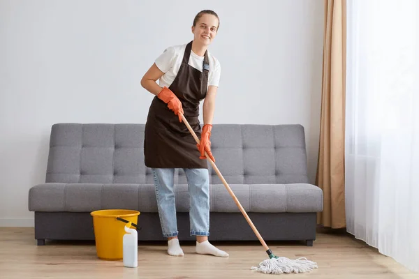 Horizontal Shot Attractive Caucasian Woman Wearing Casual Clothing Brown Apron — Stockfoto