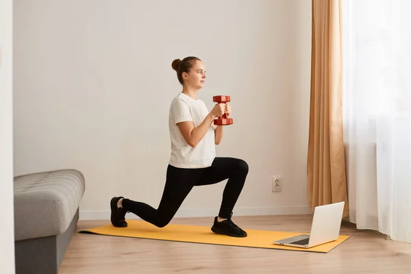 Indoor Shot Young Athletic Sporty Woman Training Her Body Home — Stock Photo, Image