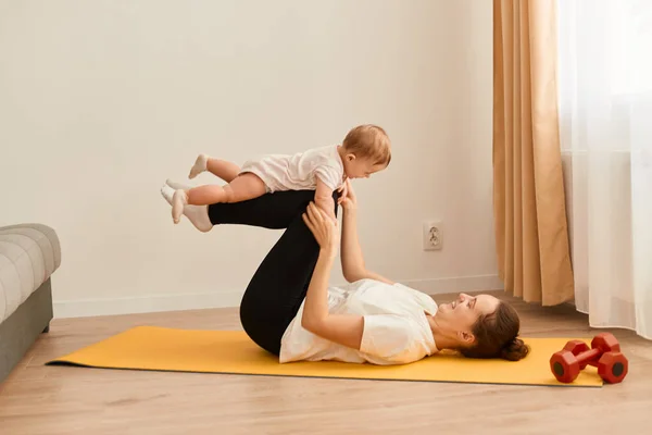 Atraente Jovem Mãe Fazendo Exercícios Esportivos Conjunto Com Seu Bebê — Fotografia de Stock