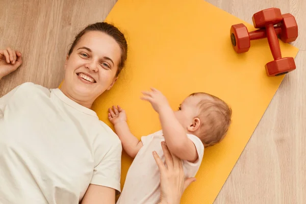 Top View Young Mother Her Baby Daughter Lying Fitness Mat — Stock Photo, Image