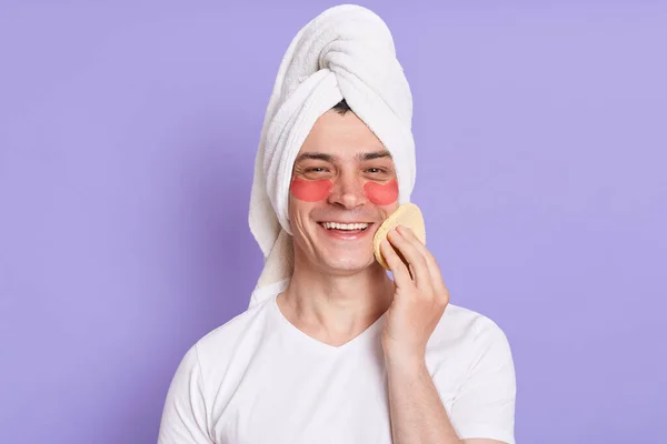 Portret Młodego Mężczyzny Ręczniku Używać Oczu Plastry Przeciwzmarszczkowe Gąbki Nakładania — Zdjęcie stockowe