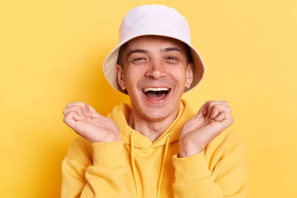 Πορτρέτο Του Χαρούμενος Χαρούμενος Ενθουσιασμένος Άνθρωπος Φορώντας Casual Στυλ Hoodie — Φωτογραφία Αρχείου