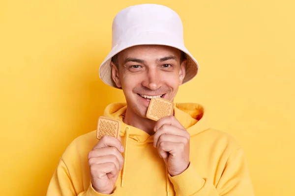 Hungry Positive Caucasian Young Adult Man Wearing Casual Style Hoodie — Φωτογραφία Αρχείου