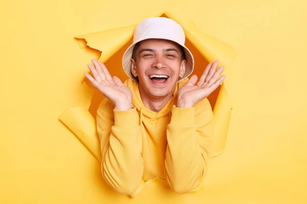 Portrait Happy Excited Amazed Man Wearing Casual Hoodie Panama Looking — Φωτογραφία Αρχείου