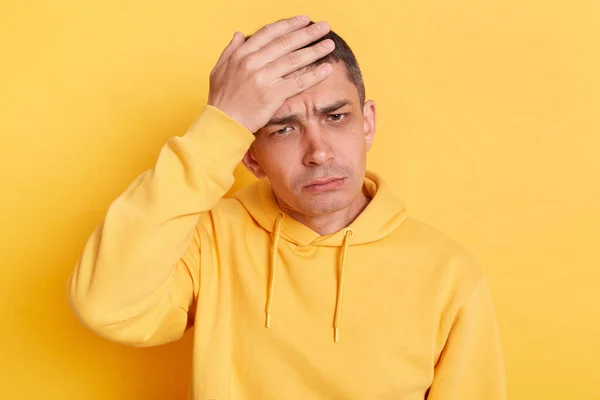 Δυστυχισμένος Λυπημένος Άντρας Που Φοράει Ζουρλομανδύα Ποζάρει Απομονωμένος Κίτρινο Φόντο — Φωτογραφία Αρχείου