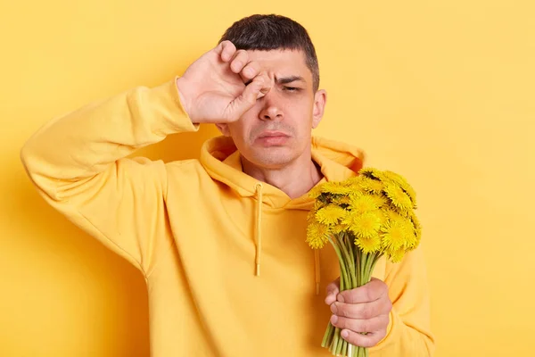 Άρρωστος Άρρωστος Αλλεργικός Άνθρωπος Φορώντας Casual Στυλ Hoodie Τρίβει Μάτια — Φωτογραφία Αρχείου