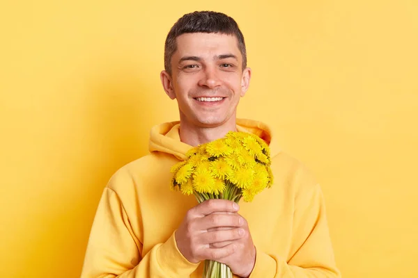 Εσωτερική Λήψη Χαμογελαστού Καυκάσιου Νεαρού Άνδρα Που Φοράει Casual Hoodie — Φωτογραφία Αρχείου