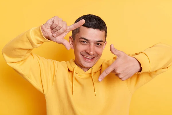 Χαμογελαστή Άνθρωπος Φορώντας Casual Hoodie Στυλ Θέτουν Απομονωμένη Πάνω Από — Φωτογραφία Αρχείου