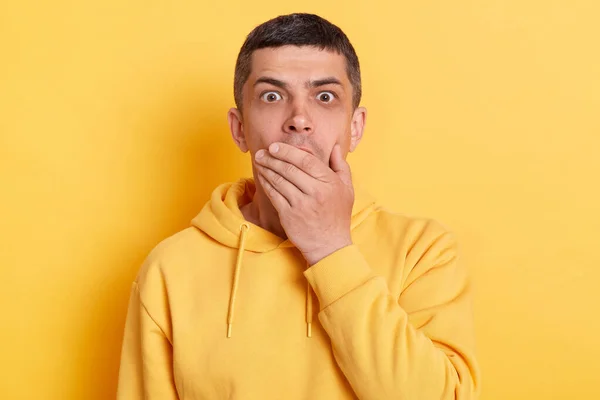 Σοκαρισμένος Άντρας Φορώντας Ζουρλομανδύα Ποζάρει Απομονωμένος Κίτρινο Φόντο Καλύπτει Στόμα — Φωτογραφία Αρχείου