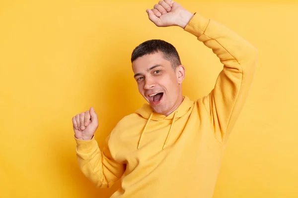 Ενθουσιασμένος Θετικός Άντρας Casual Στυλ Κουκούλα Ποζάρει Απομονωμένος Κίτρινο Φόντο — Φωτογραφία Αρχείου