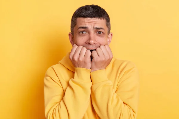 Mladý Dospělý Muž Neformální Mikině Pózuje Izolovaný Přes Žluté Pozadí — Stock fotografie
