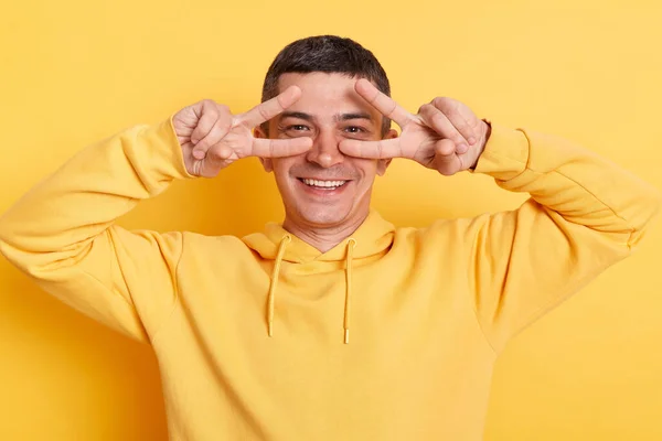Χαμογελώντας Χαρούμενος Άνθρωπος Φορώντας Casual Στυλ Κουκούλα Θέτουν Απομονωμένη Πάνω — Φωτογραφία Αρχείου