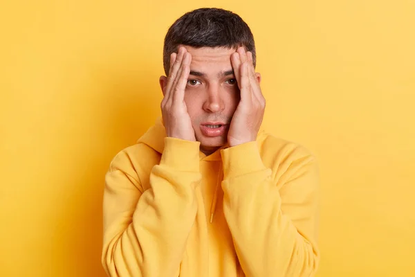 Άρρωστος Άνθρωπος Φορώντας Casual Hoodie Στυλ Θέτει Απομονωμένη Κίτρινο Φόντο — Φωτογραφία Αρχείου