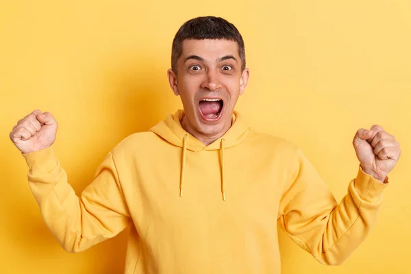 Amazed Man Wearing Casual Style Hoodie Posing Isolated Yellow Background — Stock Photo, Image