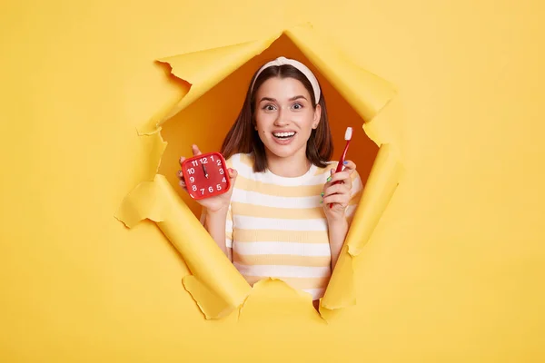 Indoor Shot Mujer Feliz Alegre Emocionada Con Camisa Rayas Banda — Foto de Stock