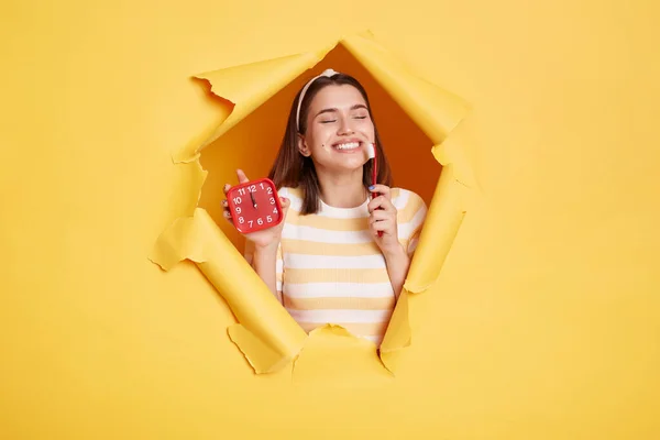 Schöne Zufriedene Frau Mit Gestreiftem Hemd Und Haarband Durchbricht Gelben — Stockfoto