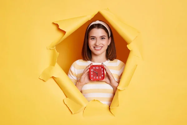 Positiv Optimistische Dunkelhaarige Frau Mit Gestreiftem Hemd Und Haarband Durchbricht — Stockfoto