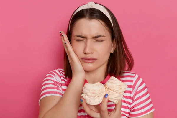 가슴아프고 건강에 여자가 티셔츠를 고립되어 마시멜로를 이빨에 통증을 느끼는 — 스톡 사진