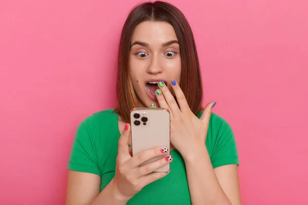 Portrait Excited Shock Woman Wearing Green Shirt Using Smart Phone — Stok Foto