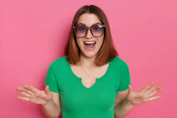 Indoor Shot Mujer Asombrada Emocionada Vistiendo Camiseta Verde Posando Aislada — Foto de Stock
