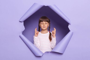 Saç örgülü, çizgili gömlekli, yırtık bir duvara poz veren, gözleri kapalı, parmakları çapraz duran, dilek tutan, en iyisini düşleyen küçük bir kız resmi..