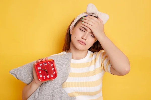 Indoor Shot Tired Sleepy Woman Dark Hair Wearing Shirt Hair — Foto de Stock