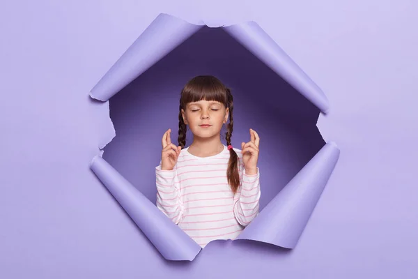 Imagem Menina Encantadora Com Tranças Vestindo Camisa Listrada Posando Parede — Fotografia de Stock