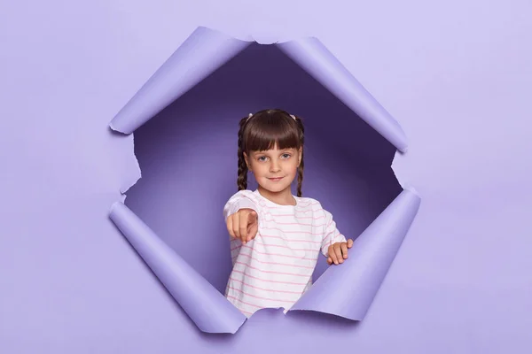 Retrato Menina Séria Com Tranças Vestindo Camisa Listrada Quebra Através — Fotografia de Stock