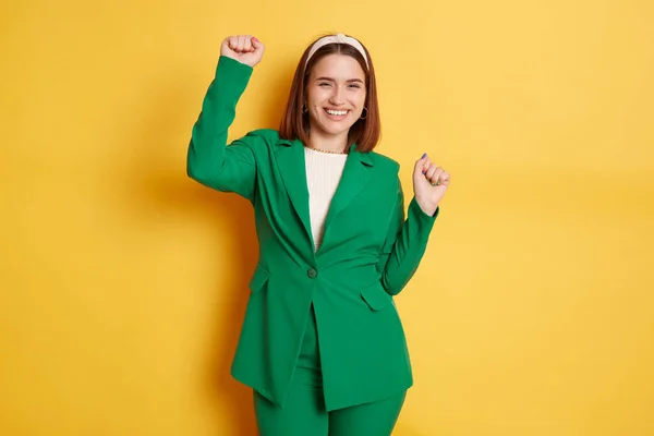 Imagen Una Joven Feliz Sonriente Con Una Elegante Chaqueta Verde — Foto de Stock