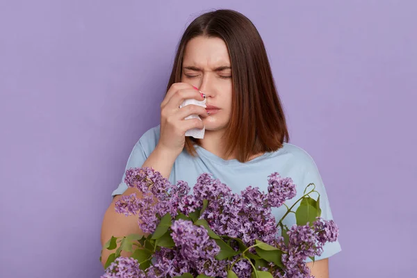 Mujer Pelo Oscuro Infeliz Sufre Secreción Nasal Utiliza Aerosol Nasal — Foto de Stock