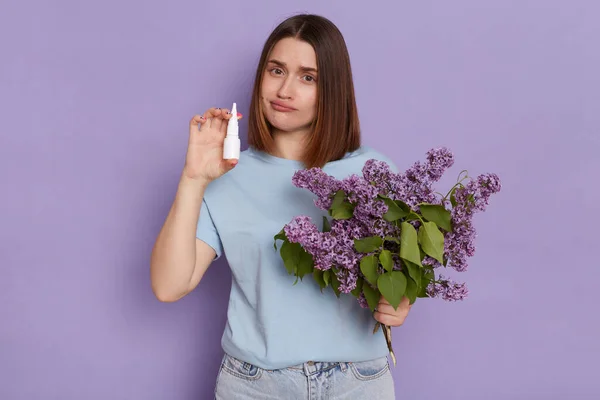 Ongelukkig Aantrekkelijke Zieke Vrouw Lijdt Aan Loopneus Tonen Neusspray Voor — Stockfoto