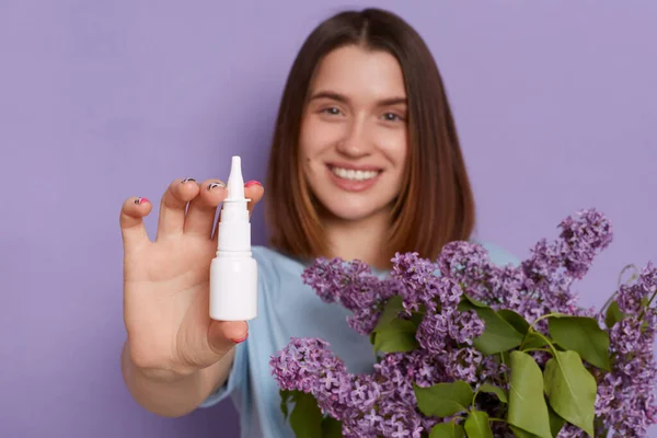 Retrato Mulher Feliz Sorrindo Encantado Mostrando Spray Nasal Rinite Alérgica — Fotografia de Stock