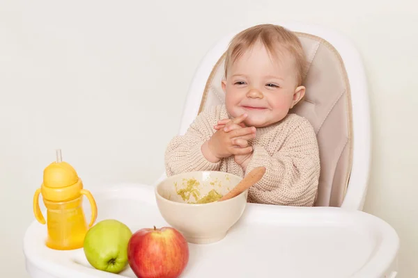 Retrato Astúcia Sorridente Menina Feminina Vestindo Camisola Bege Sentado Cadeira — Fotografia de Stock