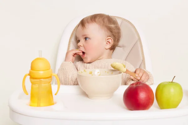 Horizontal Tiro Fome Bonito Bebê Menina Vestidos Bege Jumper Sentado — Fotografia de Stock