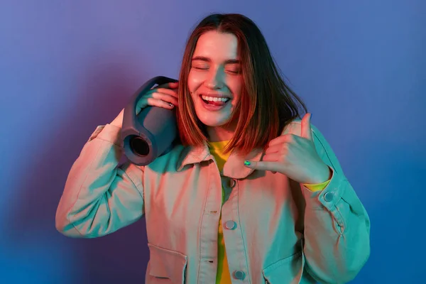 Πορτρέτο Της Δροσερό Ευτυχισμένη Γυναίκα Φορώντας Κομψό Σακάκι Θέτουν Απομονωμένο — Φωτογραφία Αρχείου