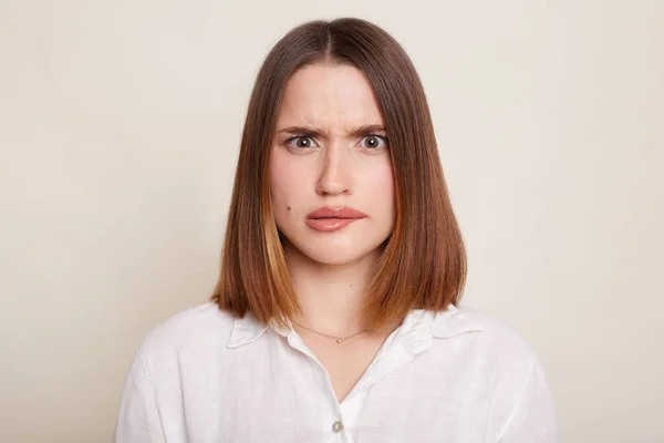 Retrato Mujer Atractiva Caucásica Cabello Oscuro Con Camisa Posando Aislada — Foto de Stock