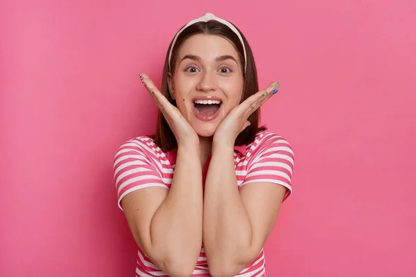 Retrato Encantadora Mujer Emocionada Feliz Con Camiseta Rayas Banda Pelo — Foto de Stock
