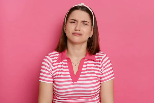 Retrato Mujer Triste Infeliz Con Camiseta Rayas Banda Pelo Posando — Foto de Stock