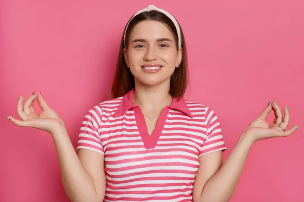 Imagen Una Mujer Caucásica Sonriente Tranquila Con Camiseta Rayas Banda —  Fotos de Stock