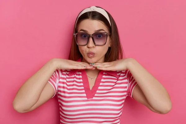 Potret Wanita Optimis Lucu Mengenakan Shirt Bergaris Garis Dan Kacamata — Stok Foto