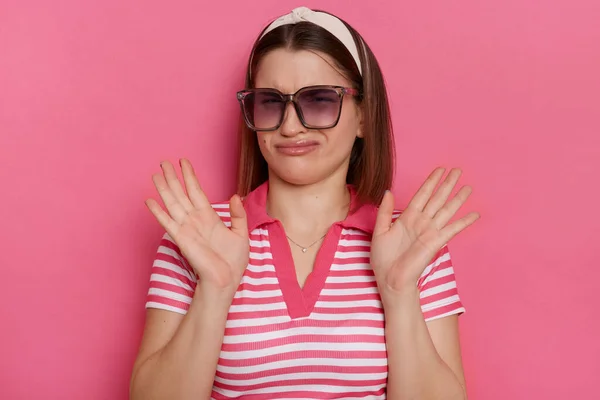 Retrato Mujer Caucásica Confusa Con Camiseta Rayas Gafas Sol Posando — Foto de Stock